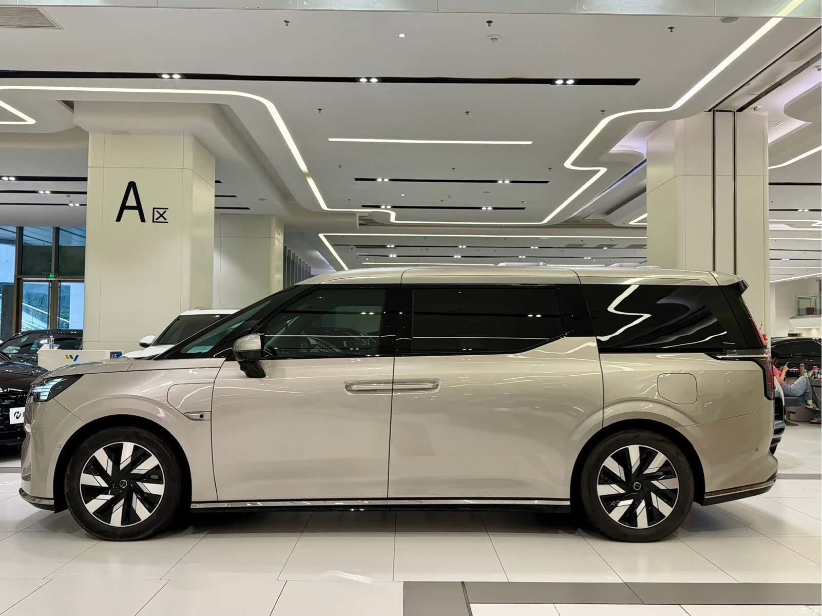 Volvo EM90, 2026 3