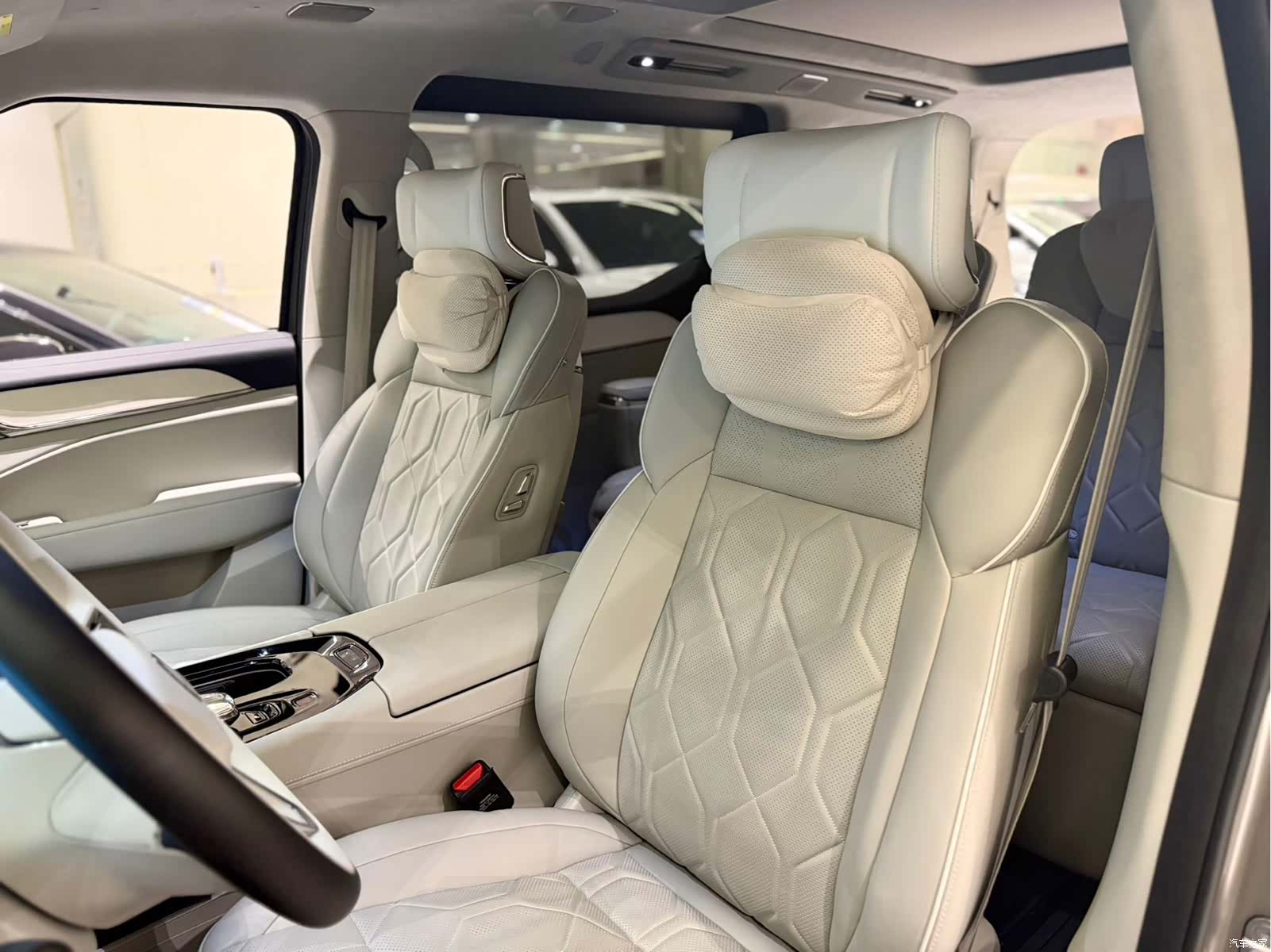 Volvo EM90, 2026 11