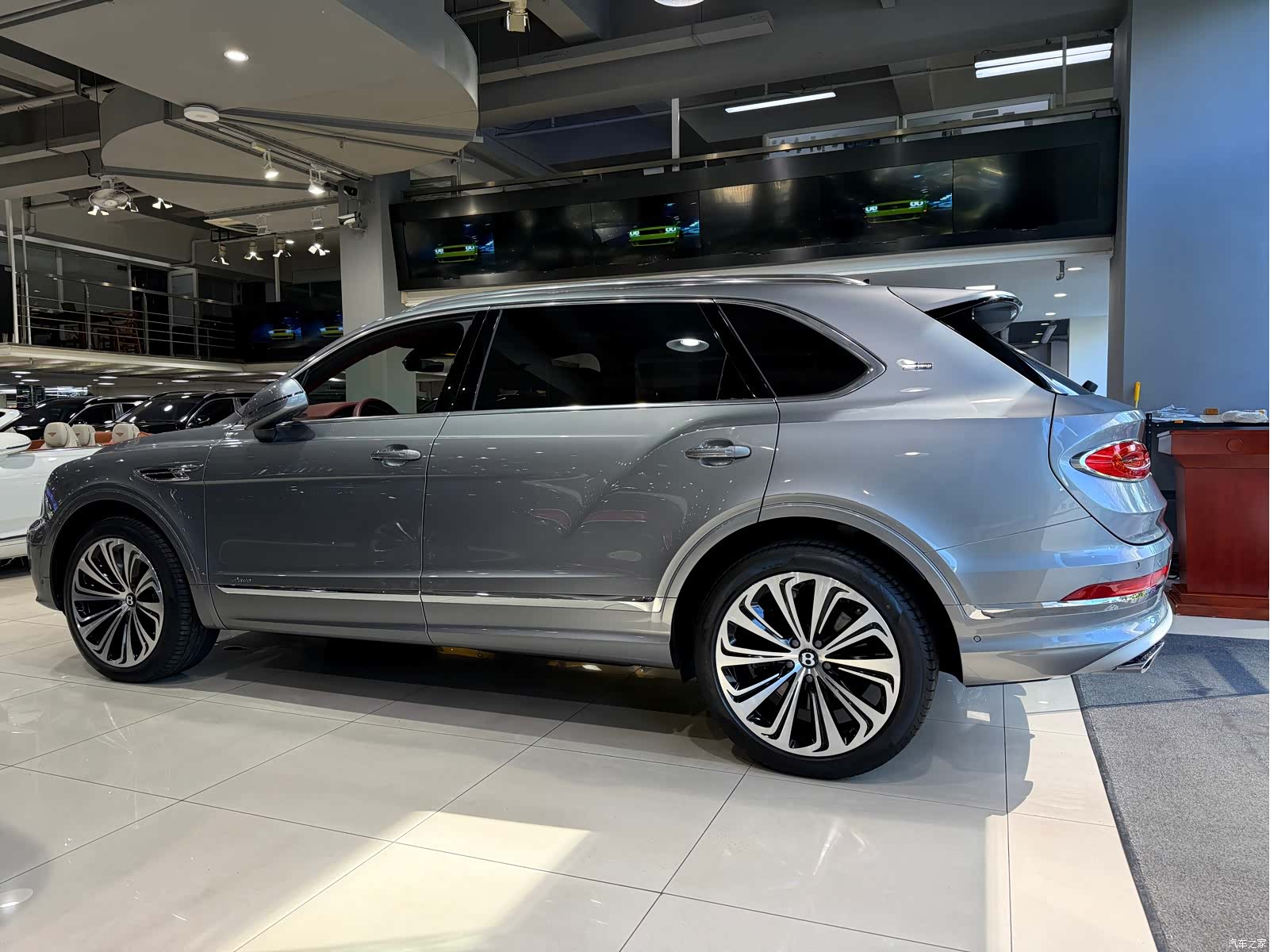 Bentley Bentayga, 2023 4