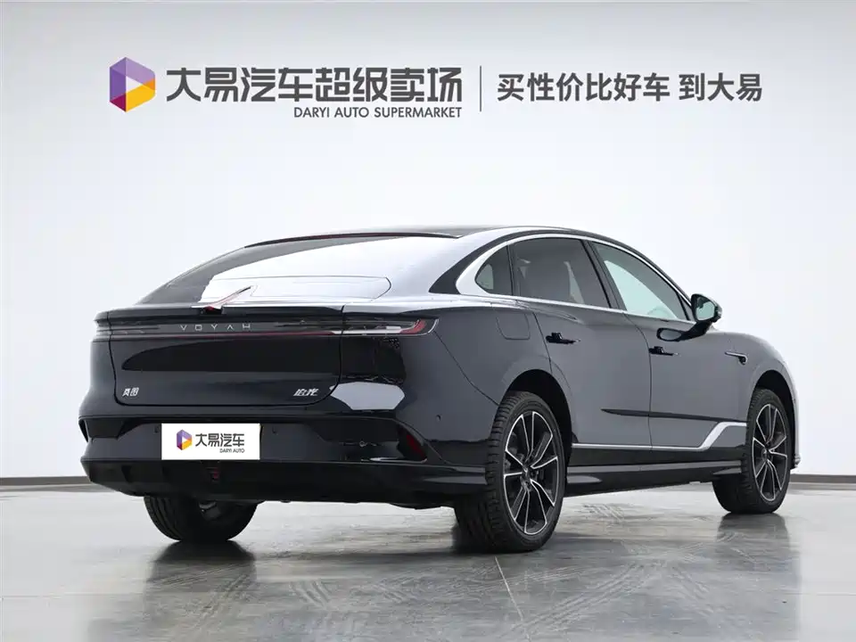 VOYAH Lantu chasing light