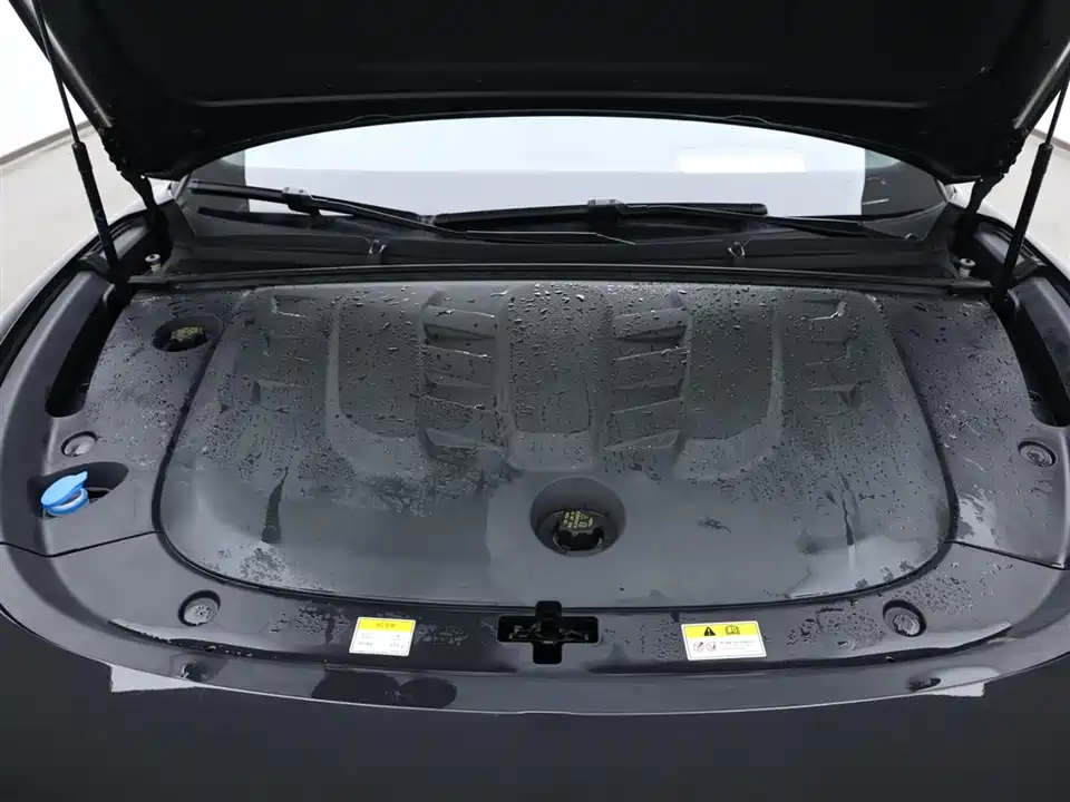 VOYAH Lantu chasing light