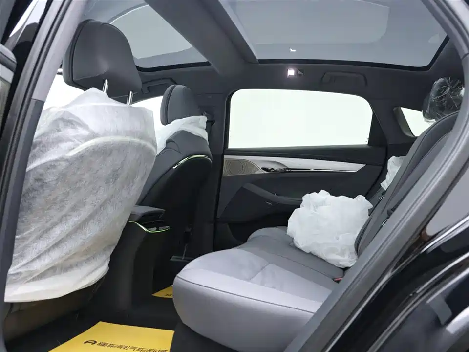 VOYAH Lantu chasing light