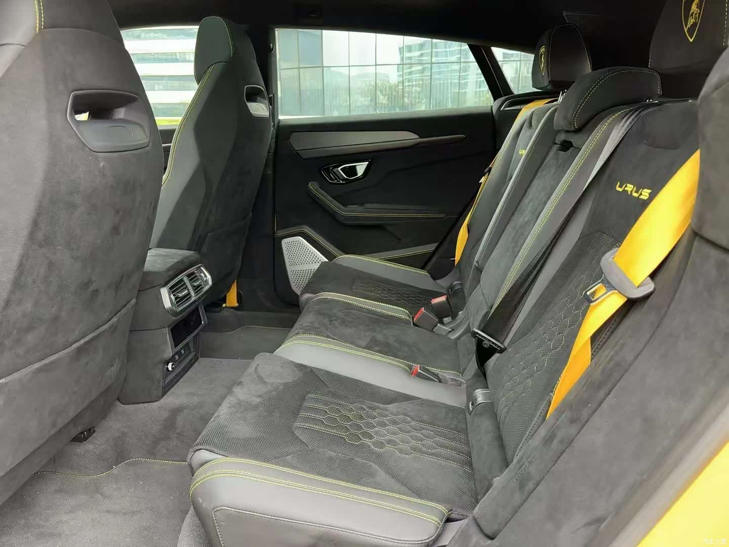 Lamborghini Urus, 2023 9