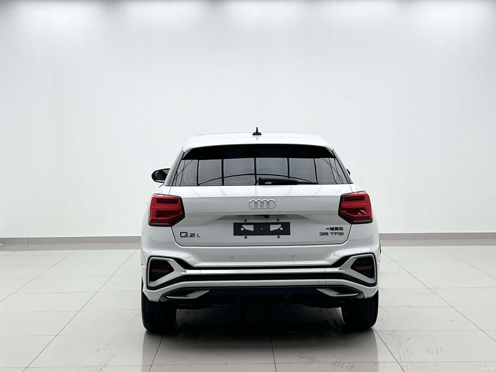 Audi Q2L, 2023 все фото