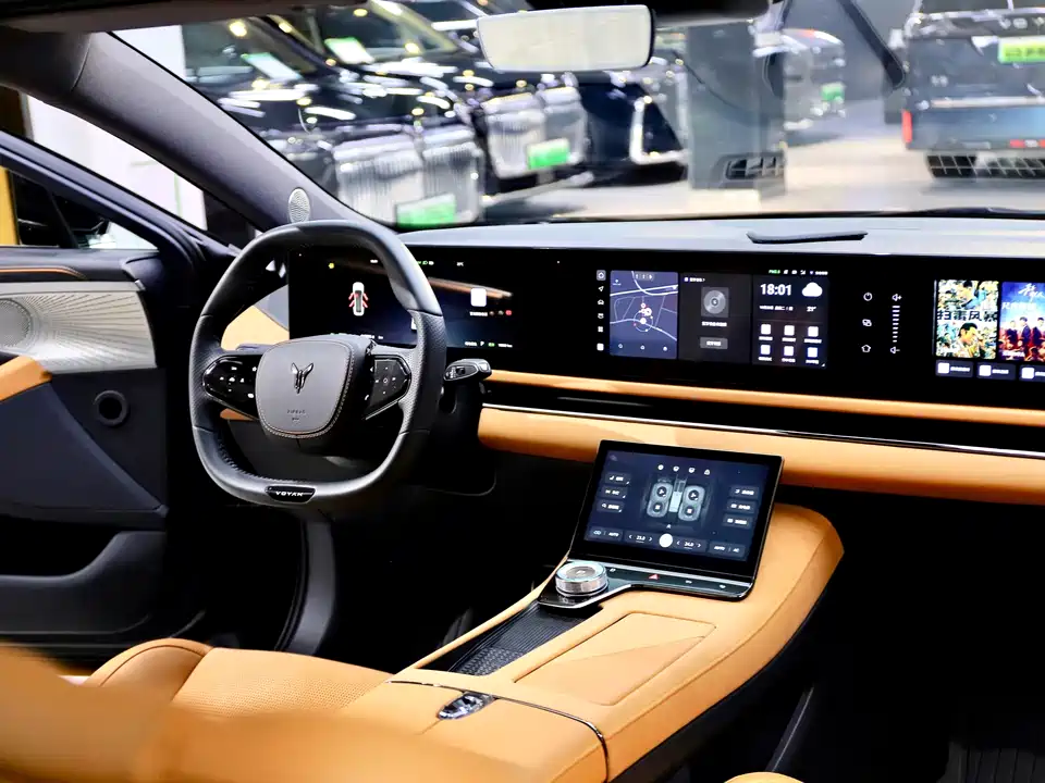 VOYAH Lantu chasing light