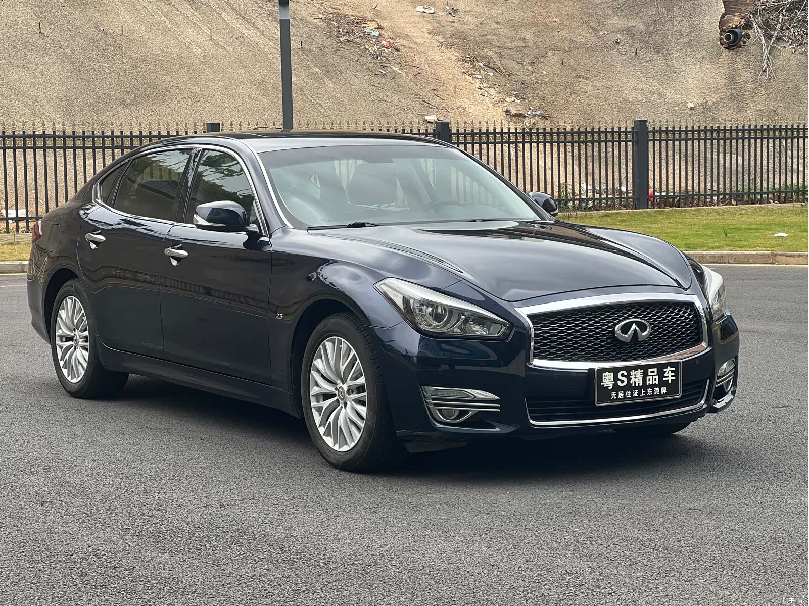Infiniti Q70, 2016 3