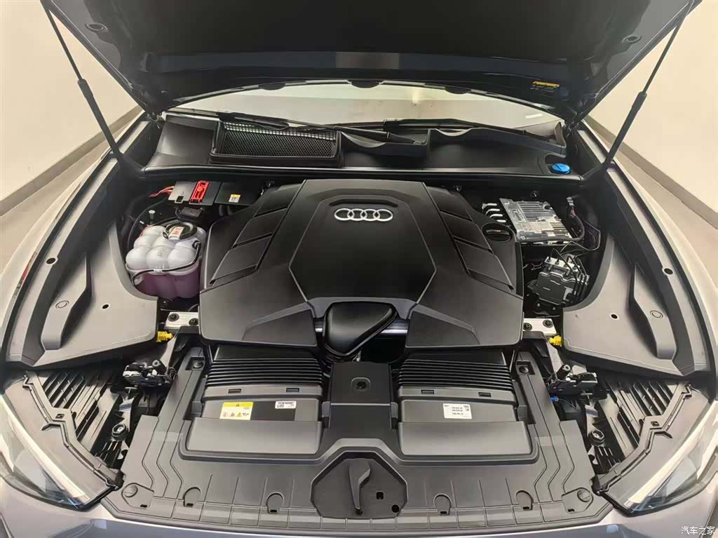 Audi Q8, 2025 6