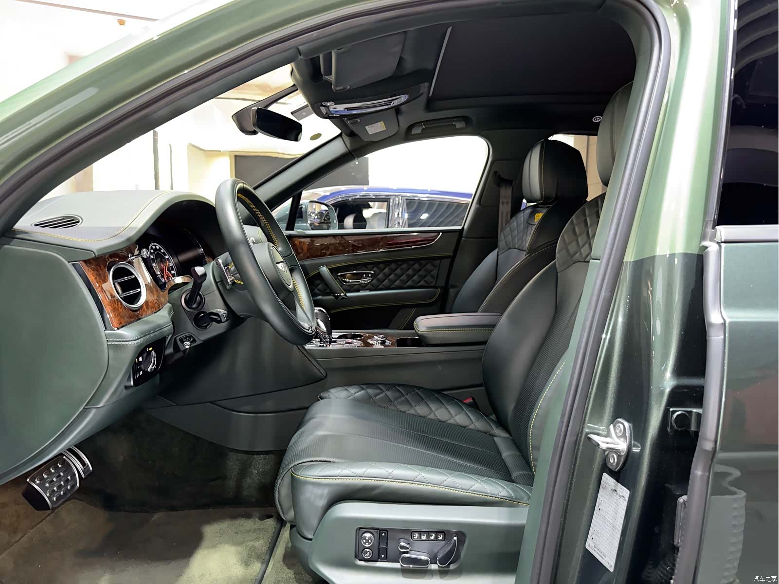 Bentley Bentayga, 2018 12