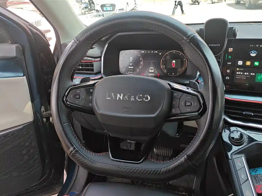 Lynk & Co 06
