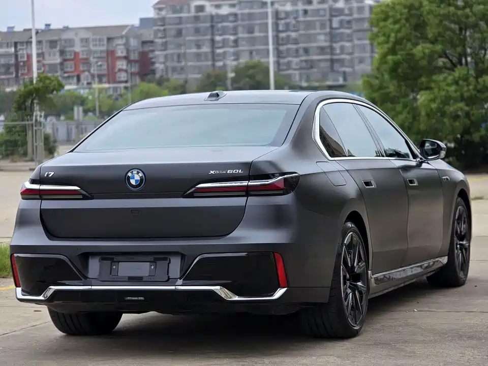 BMW i7