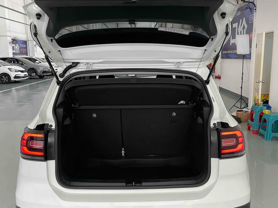 Volkswagen Exploring the shadow