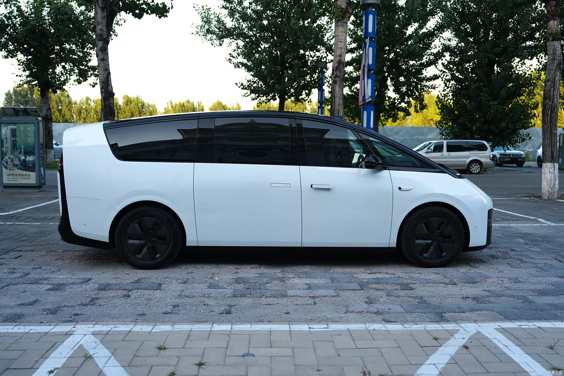 Li Auto MEGA, 2024 4