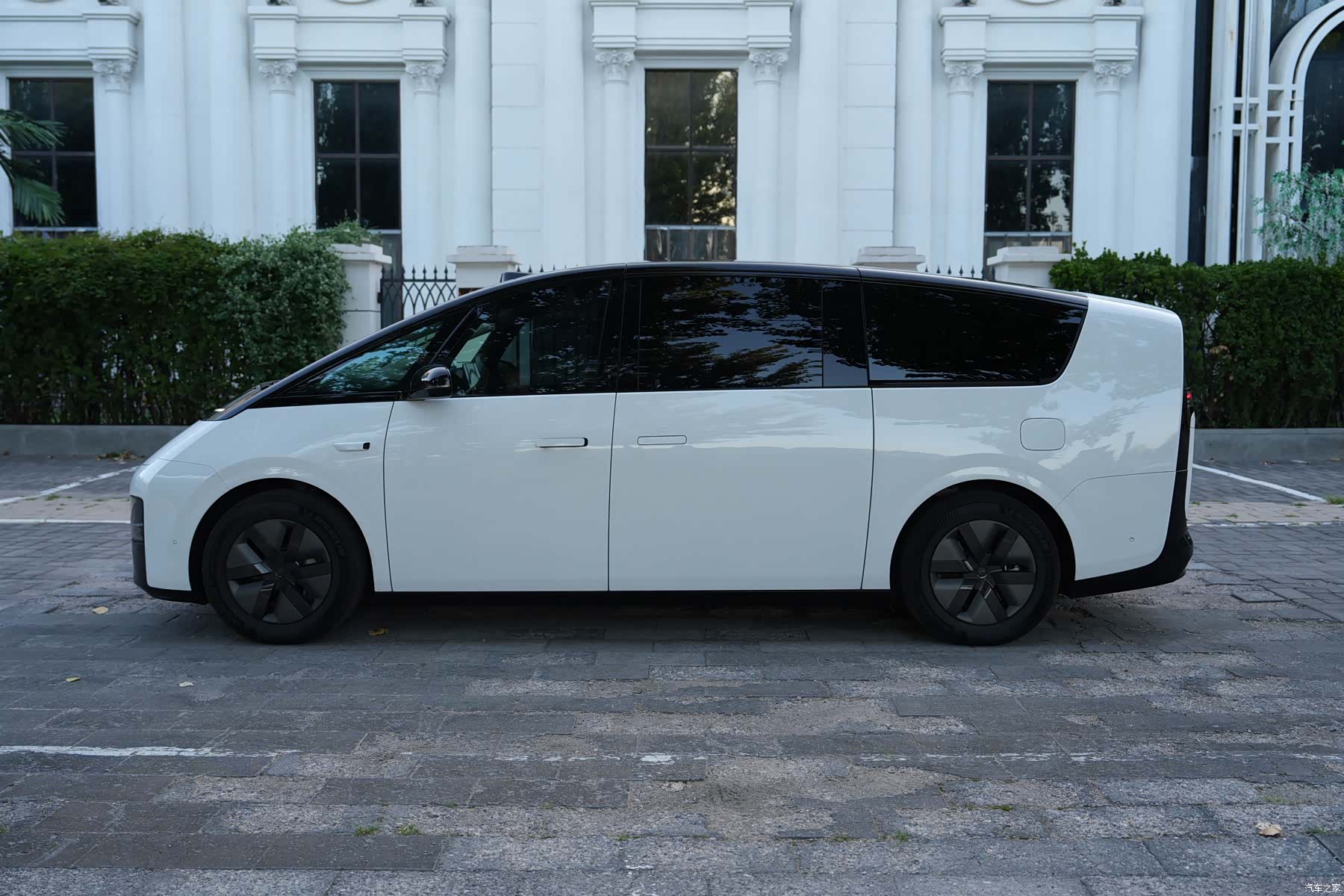 Li Auto MEGA, 2024 8