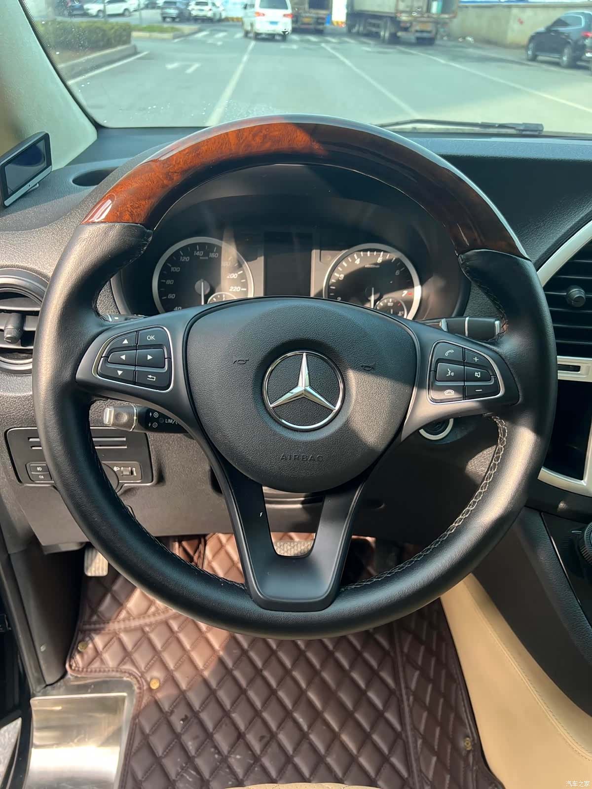 Mercedes-Benz 7, 2021 9