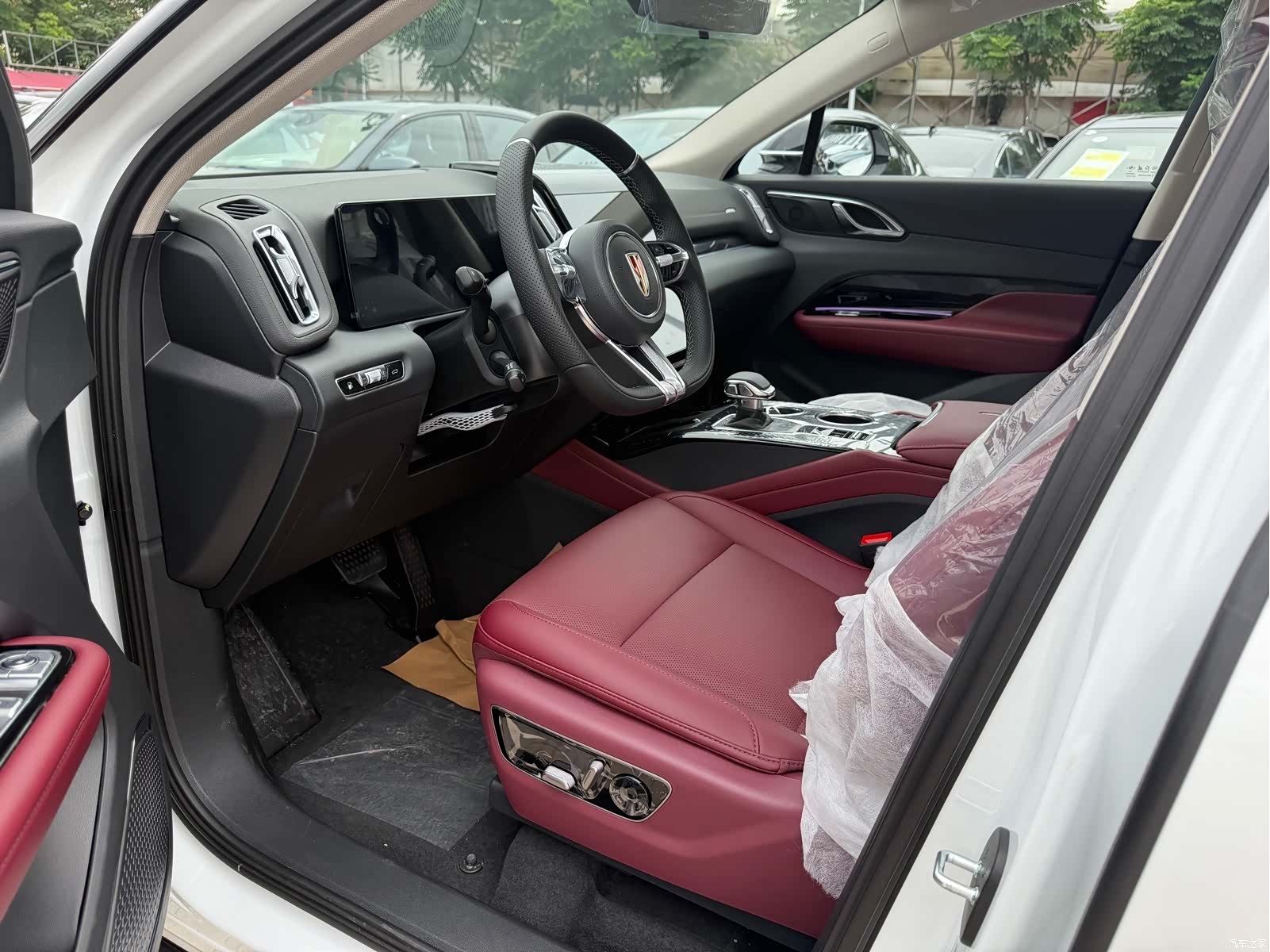 Hongqi HS3, 2026 8