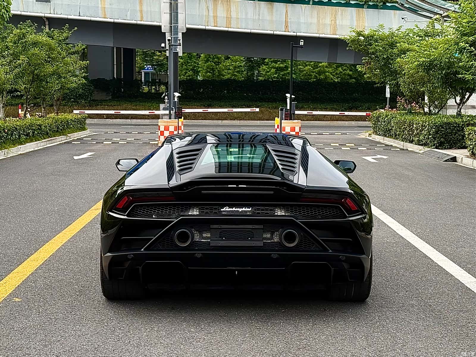 Lamborghini Huracán, 2023 все фото