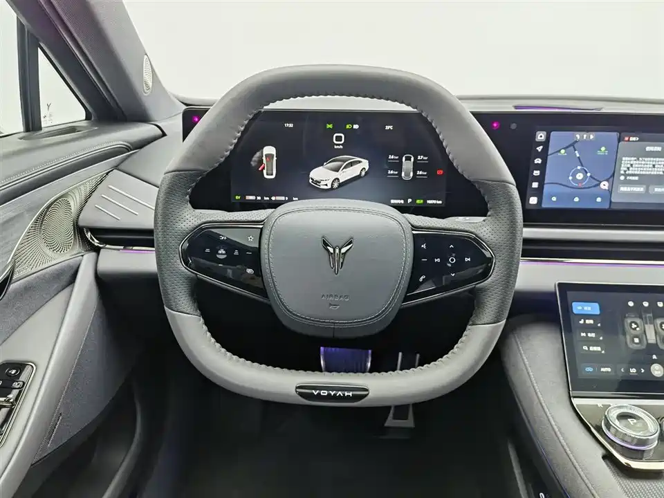 VOYAH Lantu chasing light