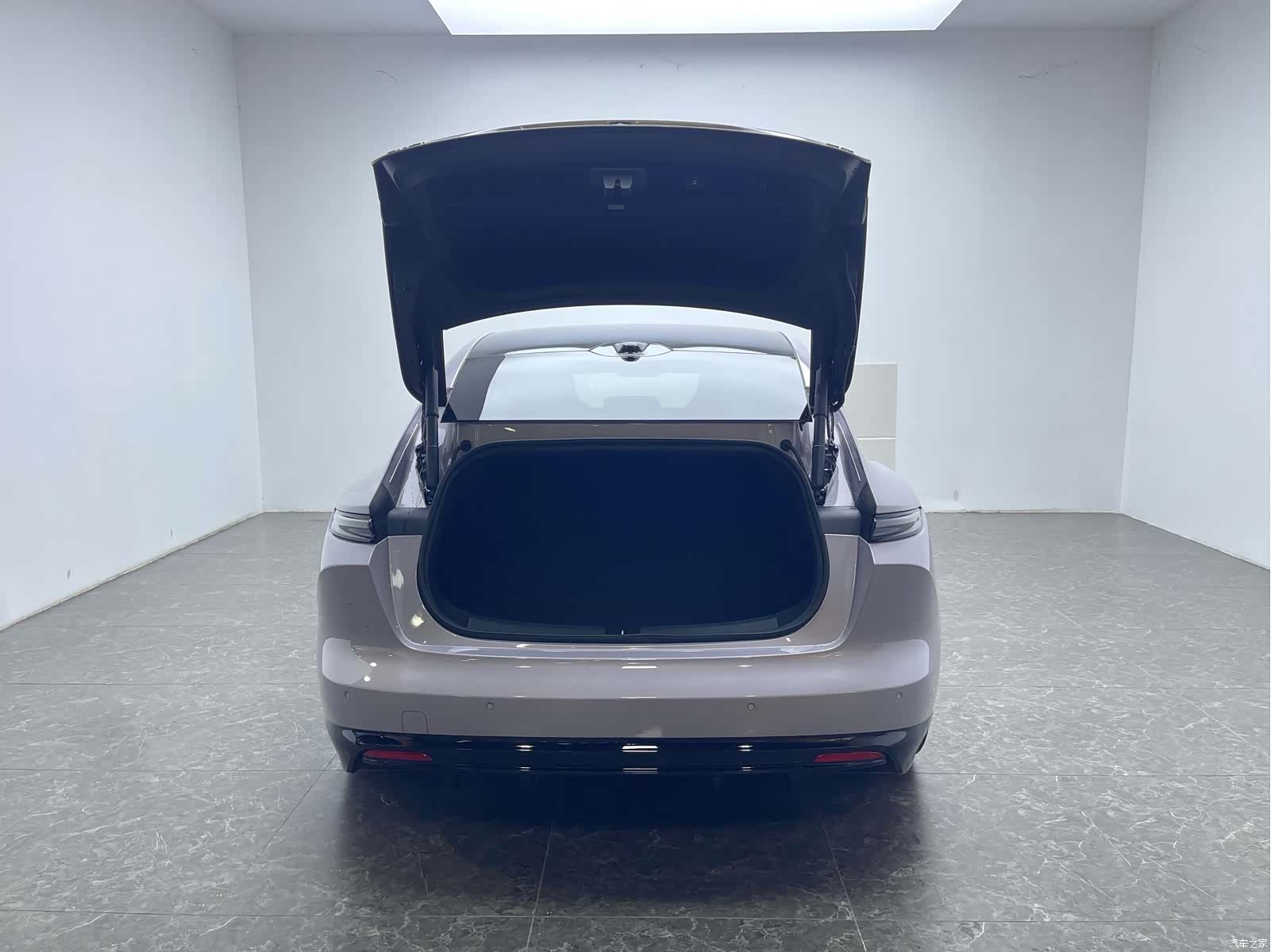 NIO ET5, 2025 все фото
