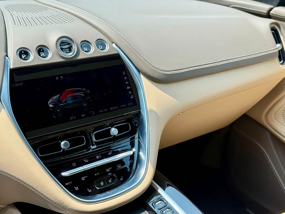 Aston Martin DBX Aston Martin DBX