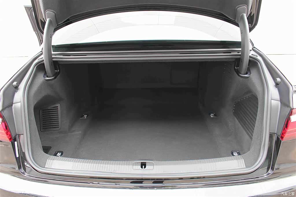 Audi A8L, 2023 11