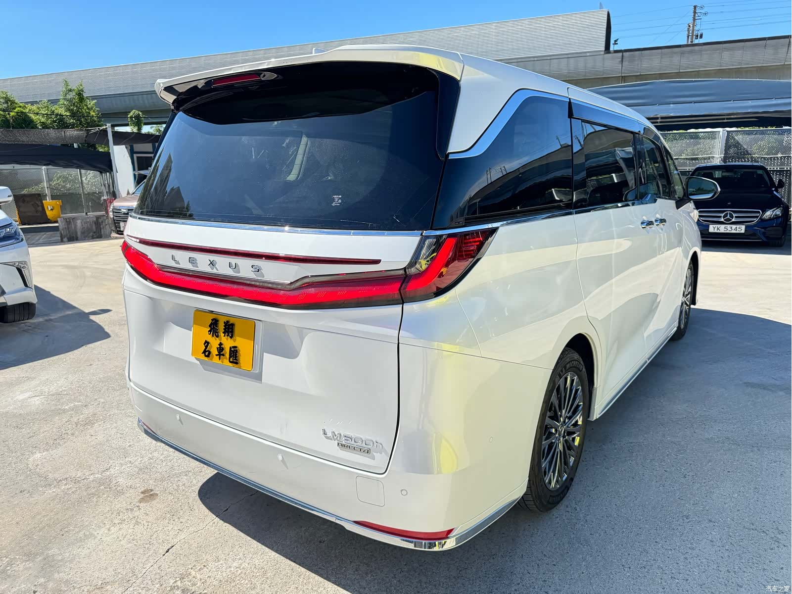 Lexus LM, 2025 6