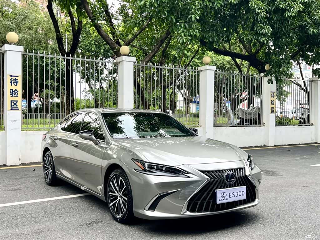 Lexus ES, 2022 3