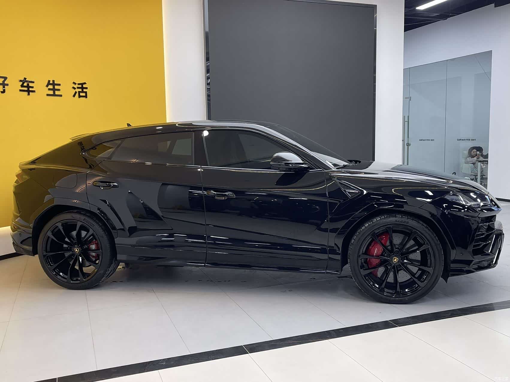 Lamborghini Urus, 2023 4