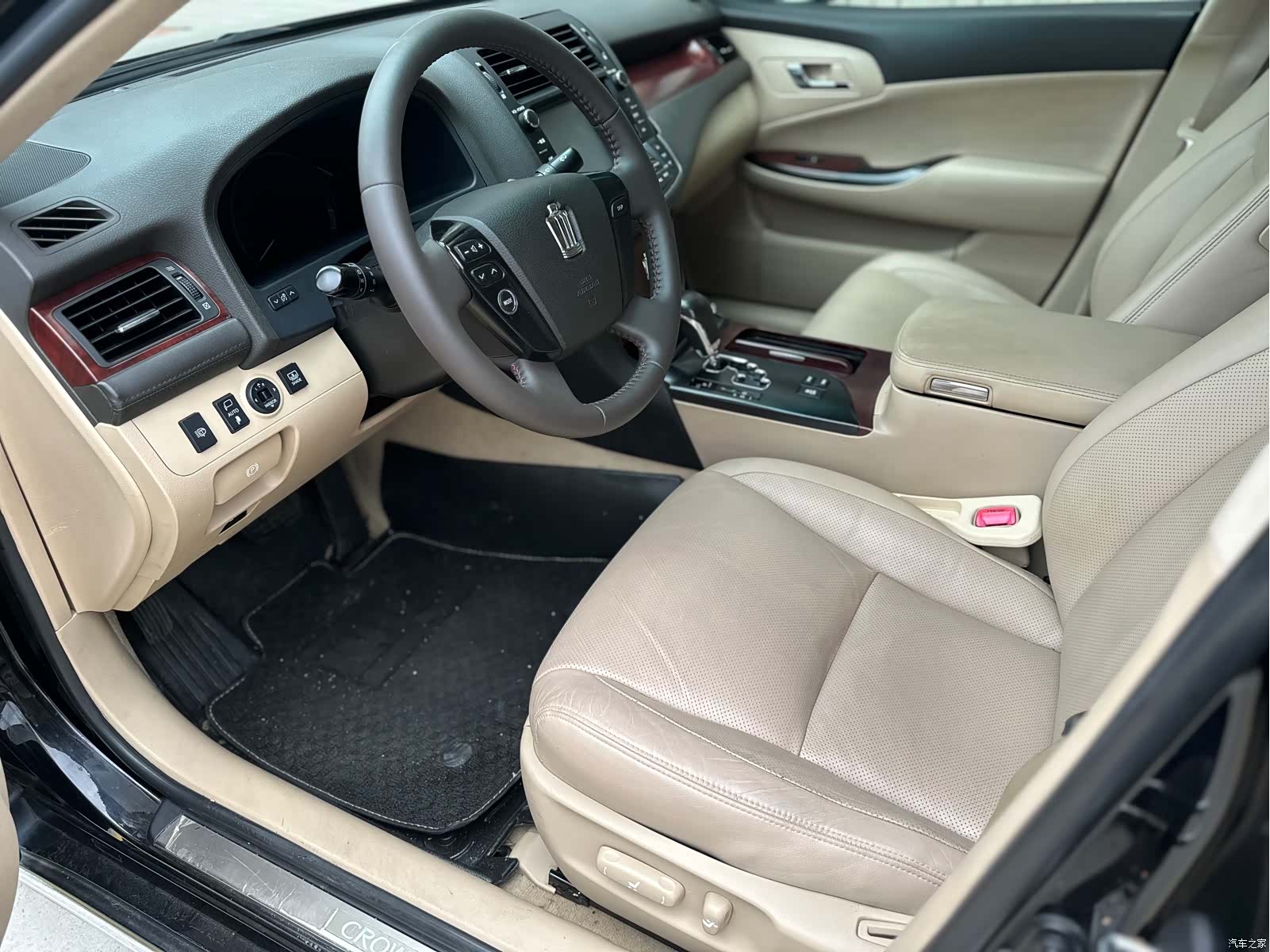 Toyota Crown, 2012 3