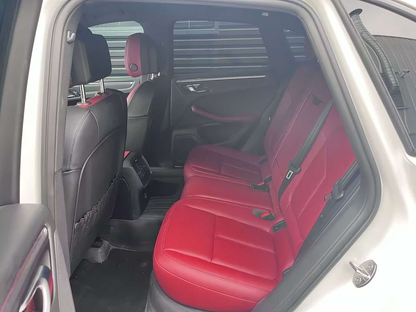 Porsche Macan, 2025 10