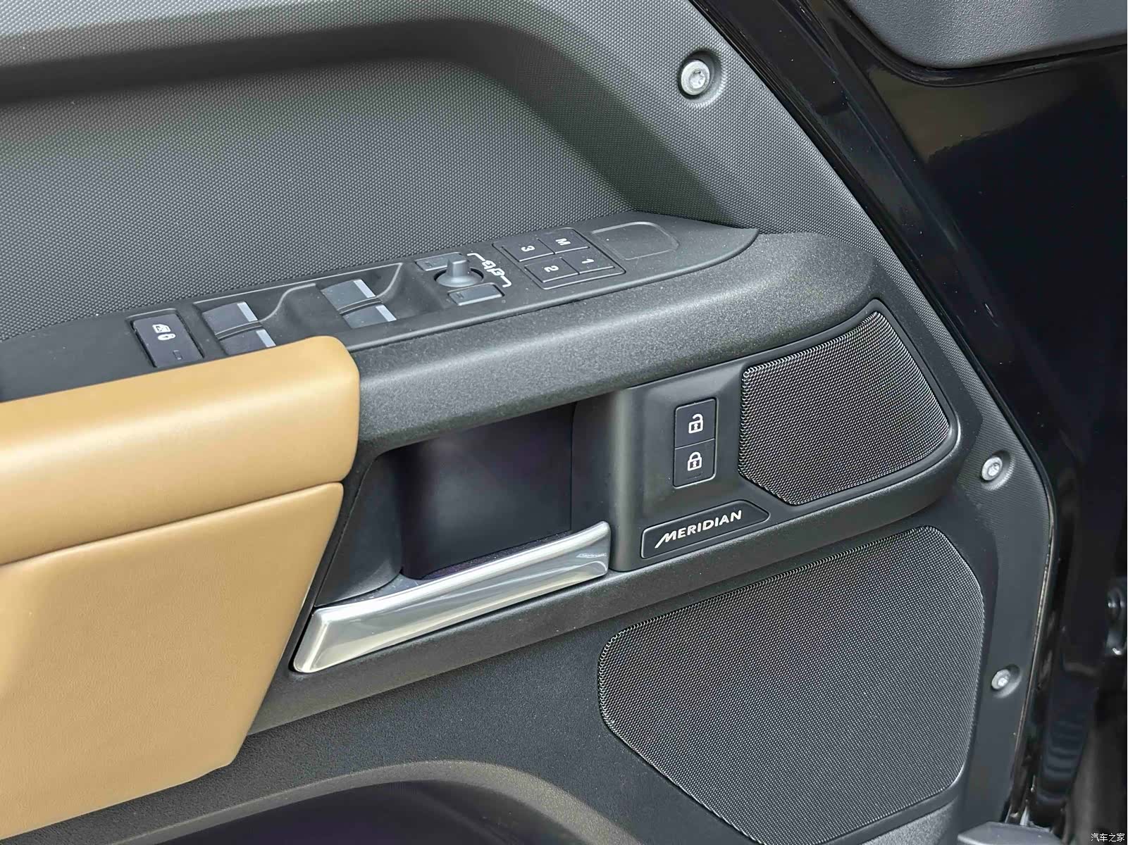 Land Rover Defender, 2025 12