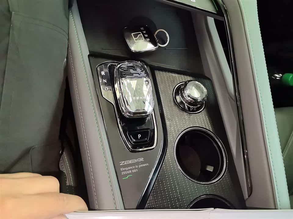 Zeekr 001
