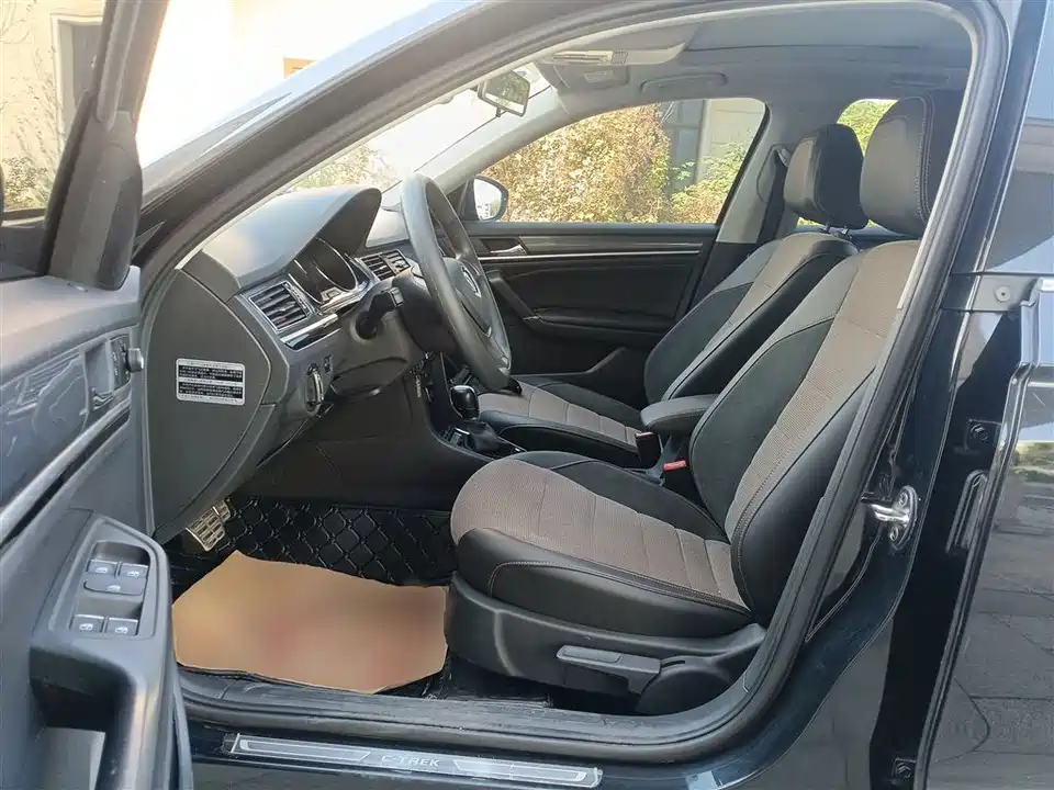 Volkswagen C-TREK Wei Collar