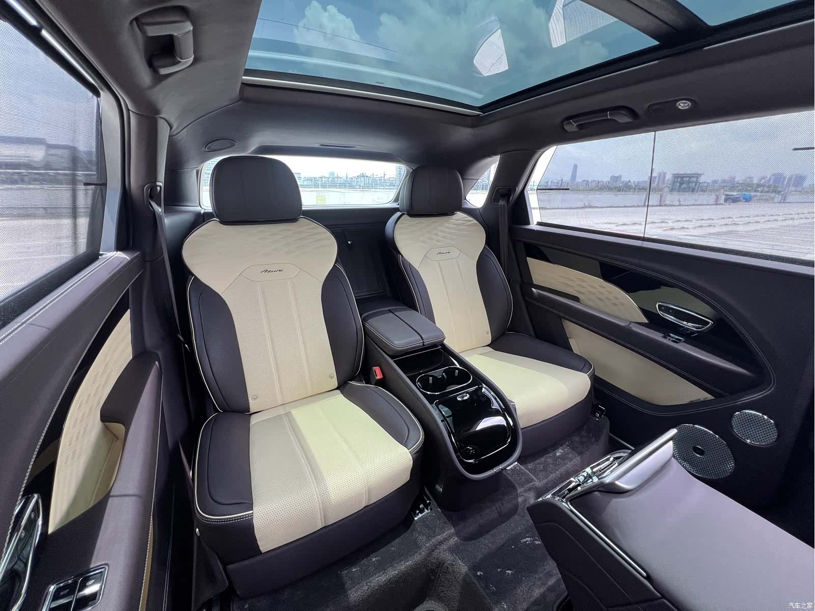 Bentley Bentayga, 2023 10