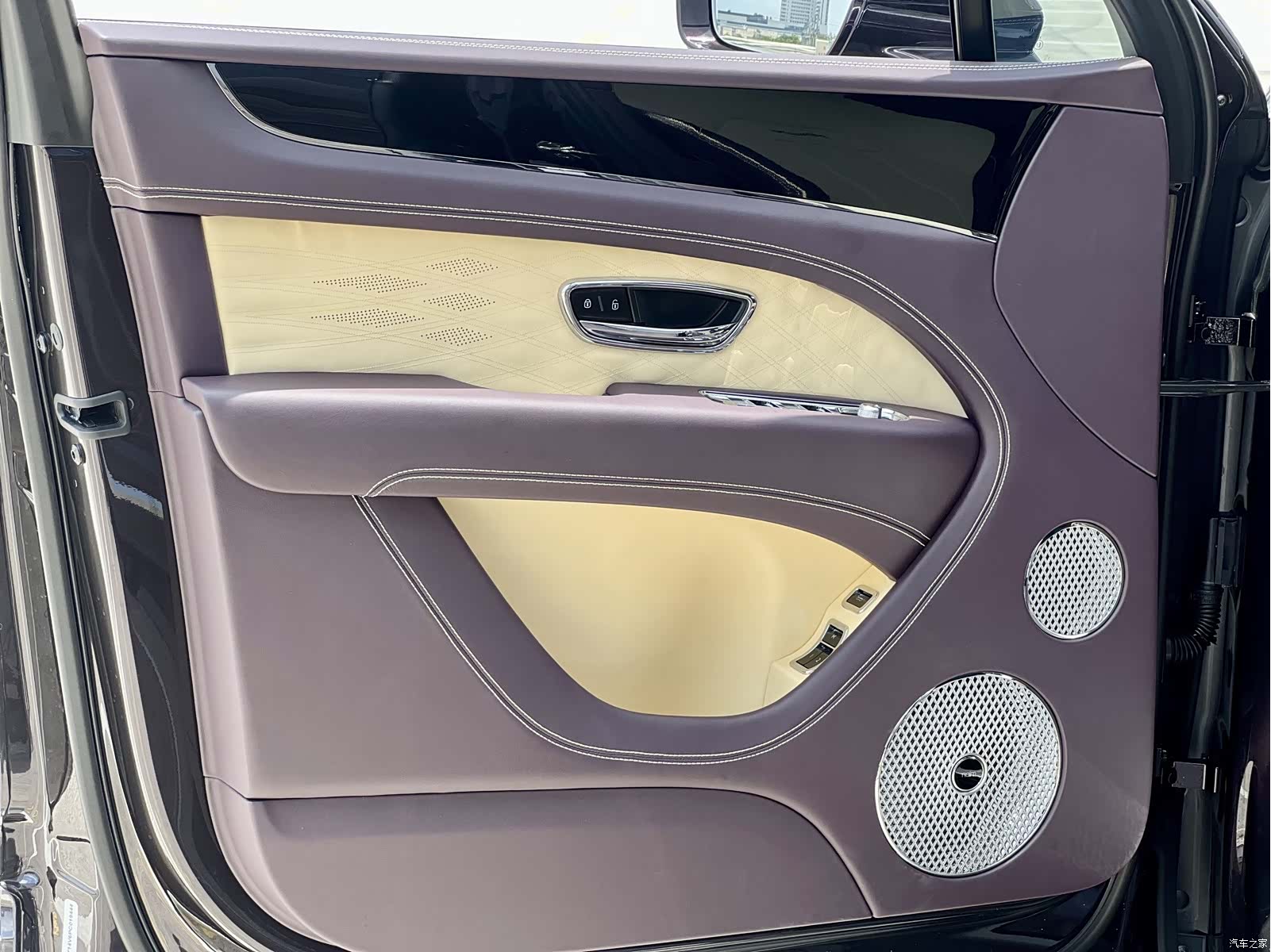 Bentley Bentayga, 2023 17
