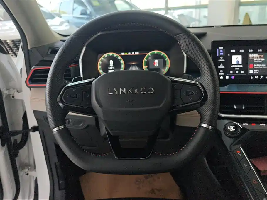 Lynk & Co 06