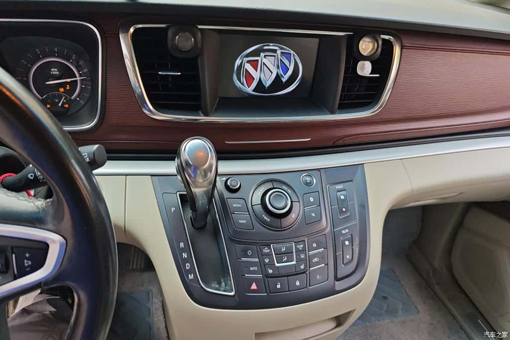 Buick GL8, 2017 13