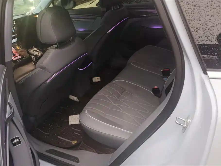 VOYAH Lantu chasing light