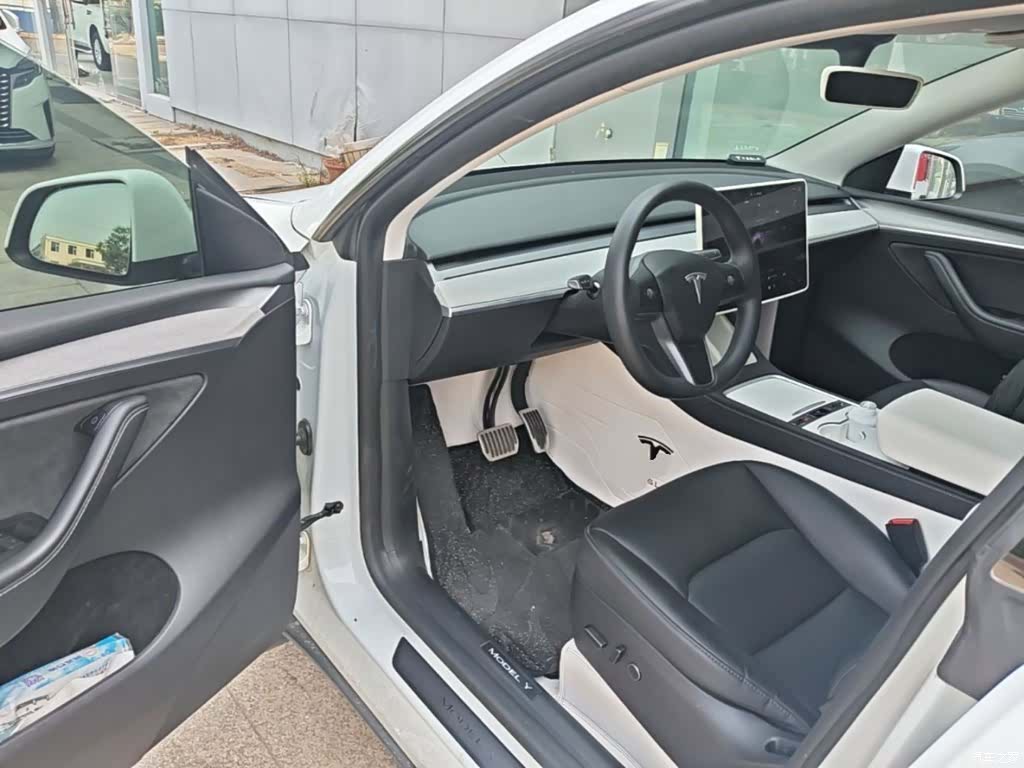 Tesla Model Y, 2023 16