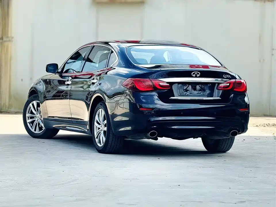 Infiniti Q70
