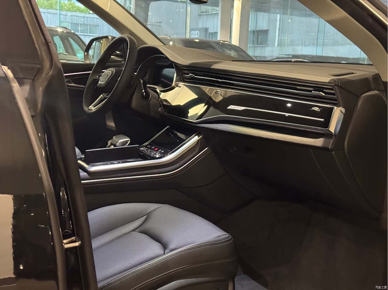 Audi Q8, 2025 8