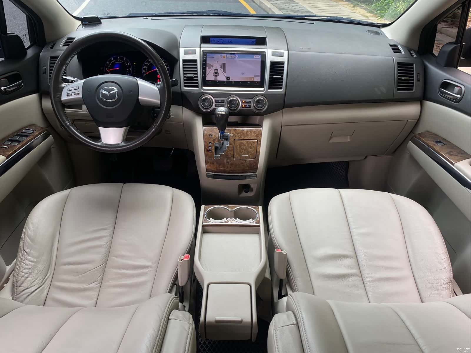 Mazda 8, 2011 12