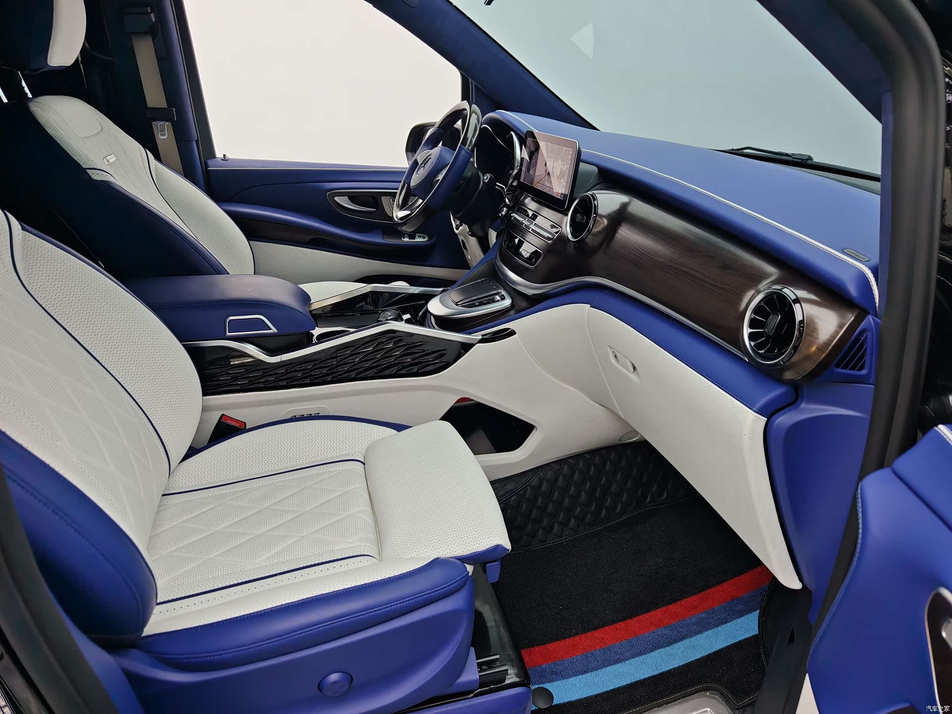 Mercedes-Benz V-Class, 2023 16