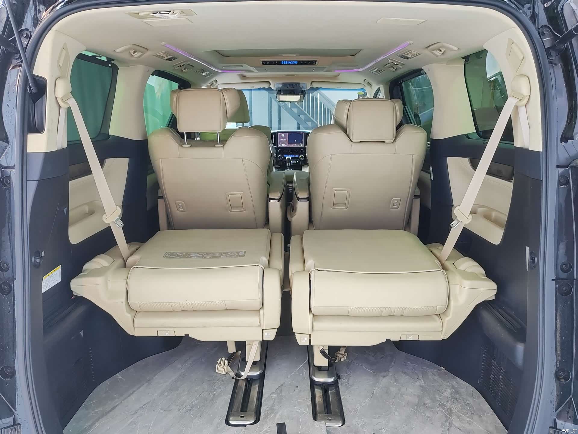 Toyota Alphard, 2022 22