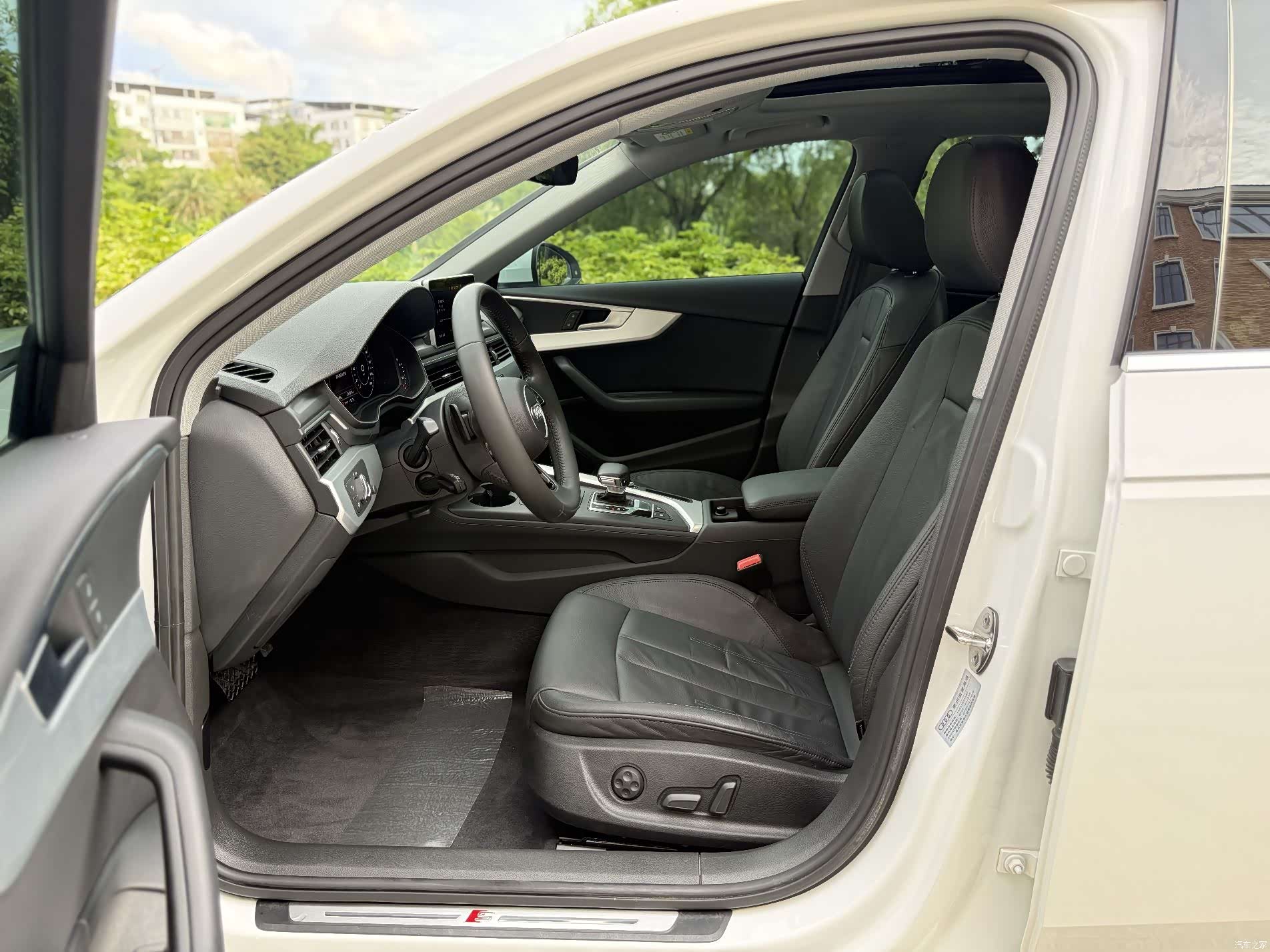 Audi A4L, 2019 все фото