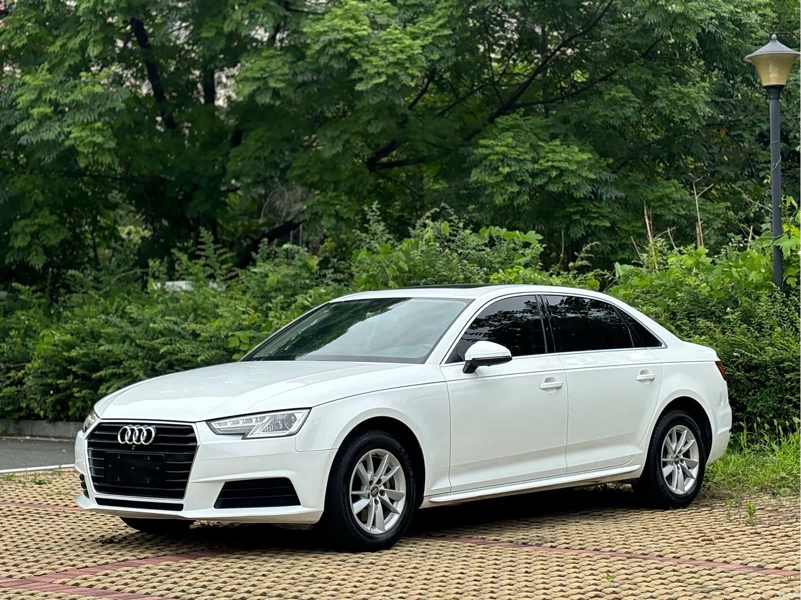 Audi A4L, 2017 1