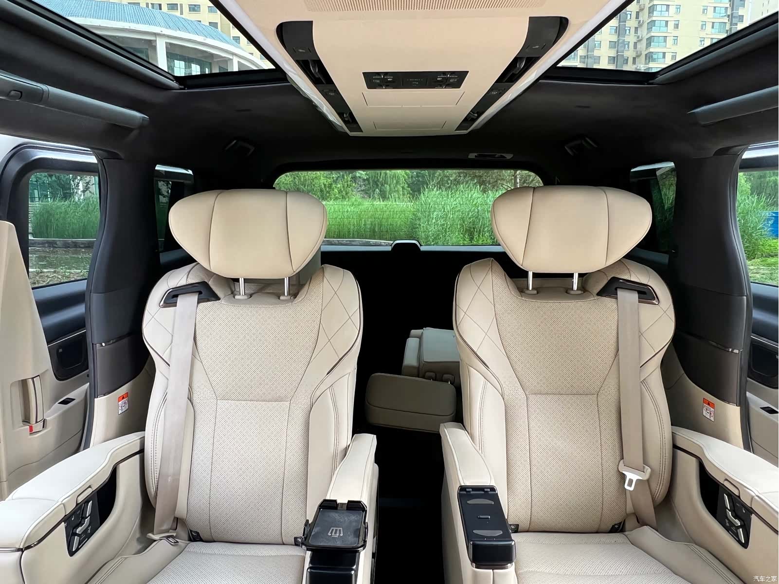 Toyota Vellfire, 2025 10