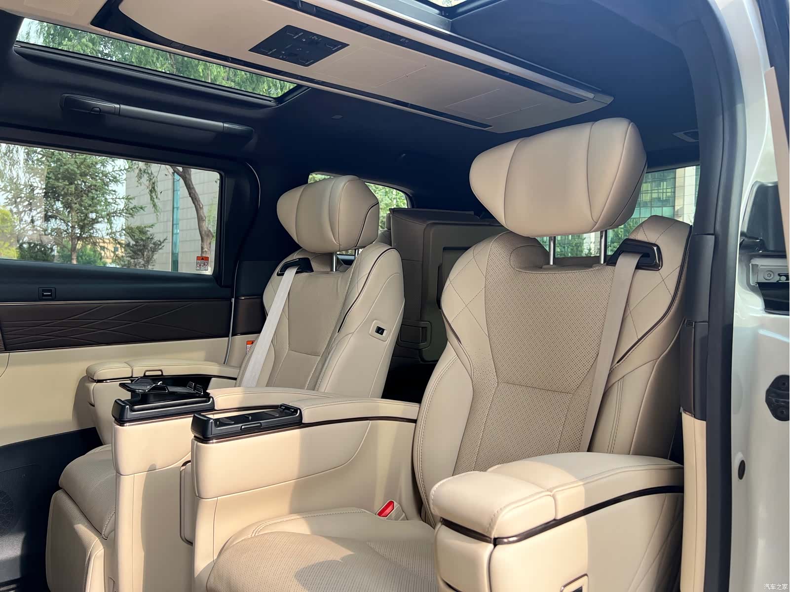 Toyota Vellfire, 2025 8