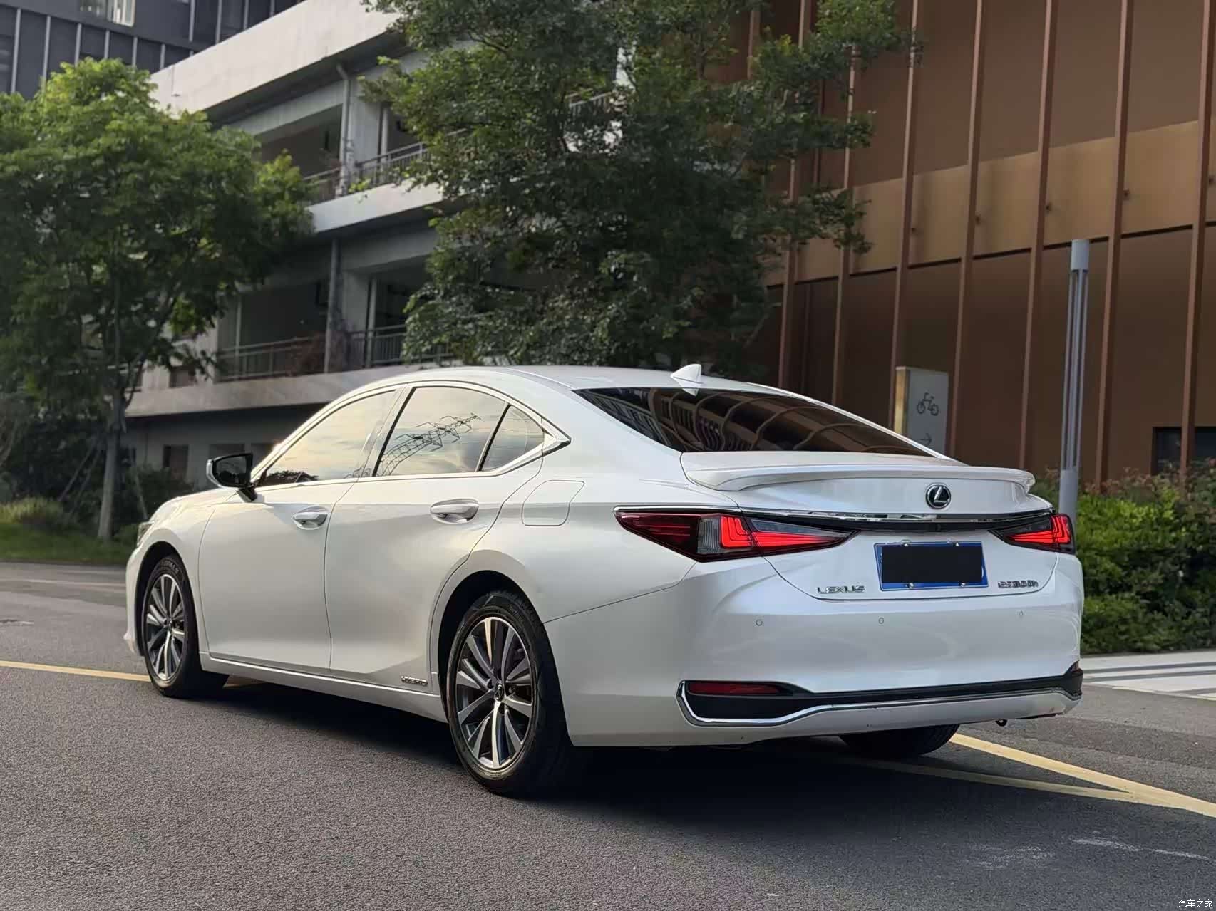 Lexus ES, 2019 9