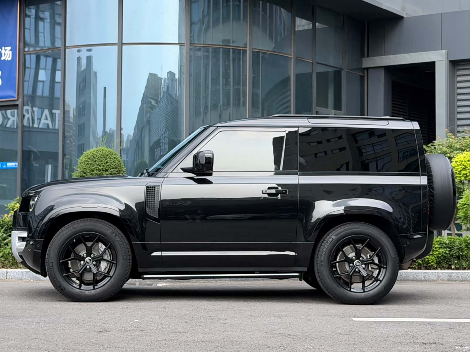 Land Rover Defender, 2022 все фото