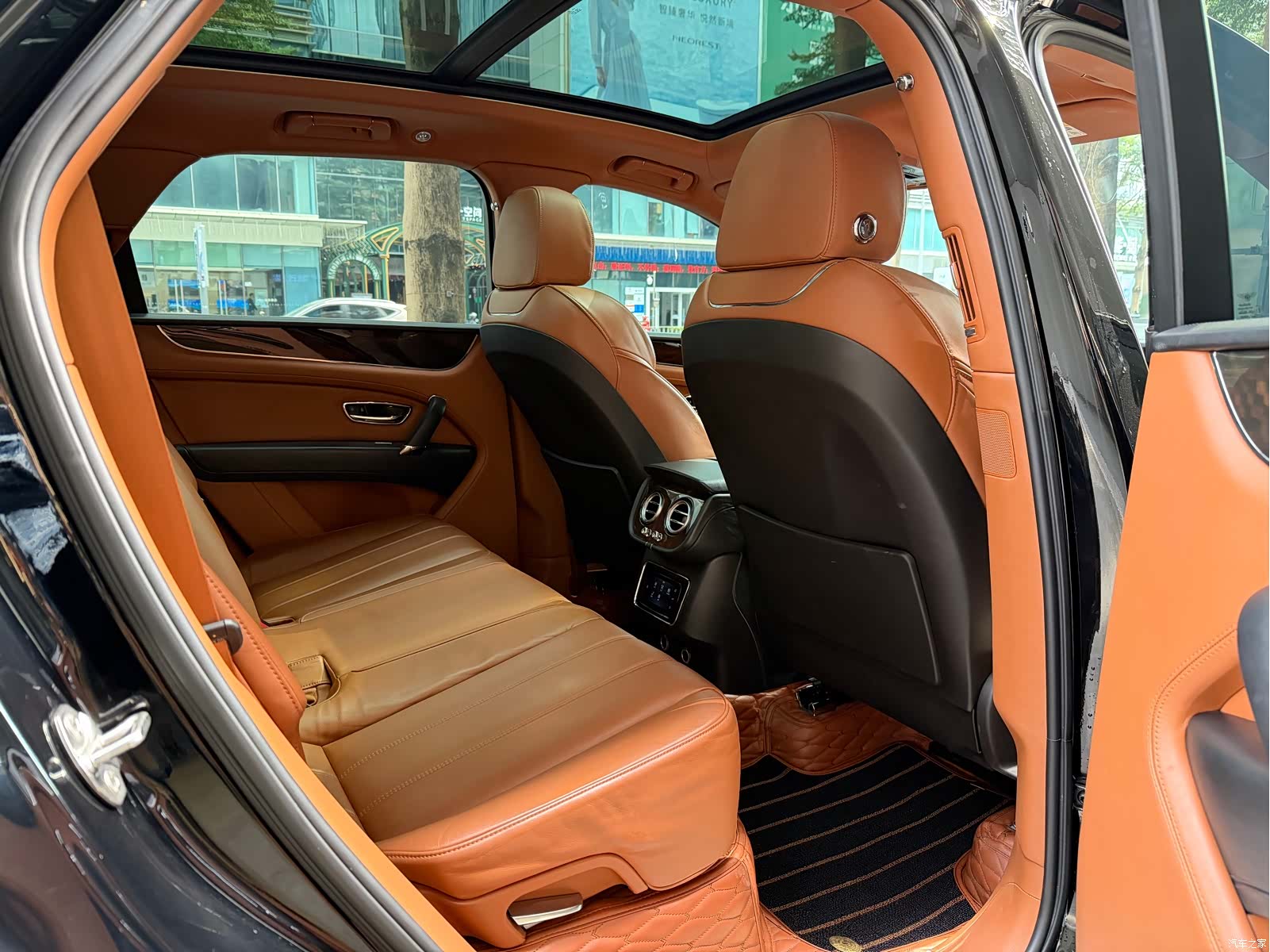 Bentley Bentayga, 2019 8